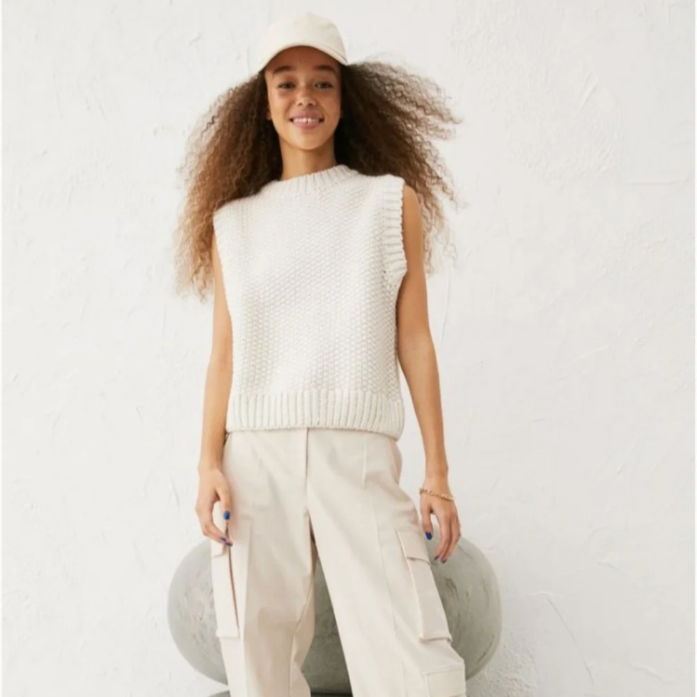 ⛔SOLD⛔🆕️ NWT H&M Knit Sweater Vest in 'White' - Picture 2 of 14